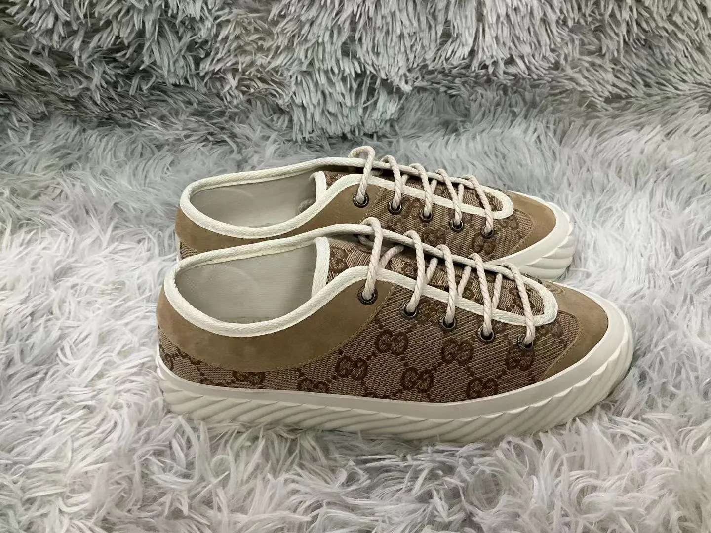 👟👟Ex-factory price 440👟👟 2023 Gucci casual sneakers, top version! 🌸1:1 reproduction. New model for early spring, creating a perfect style💣💣💣street style🔥🔥🔥cool and trendy C-level fashionable outfit with retro and futuristic feel🌹🌹🌹classic shoe shape + British color matching design, super attractive. All kinds of leather splicing, original reverse mold last, imported high-end knitting needle jacquard fabric showing exquisite texture! Open mold to customize high-density outsole. Comes fully packaged. Size: Female 35-41 Male 39-46